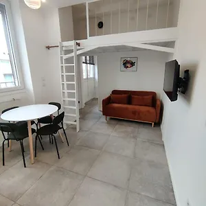 Appartement Loft Chic Avec Mezzanine Contemporaine, Vénissieux